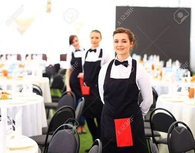Große Gruppe von Kellner und Kellnerinnen in der Reihe stehend