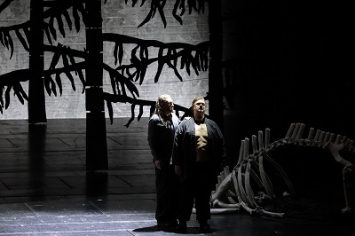 Gurnemanz Christof Fischesser und SimonO'Neill als Parsiifal rechtsFoto W.Hoesl