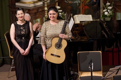 Misa Hasegawa Klavier links und Irina Kulikova Gitarre