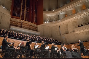 A Child of Our Time, die Chöre auf der Empore übere dem Orchester