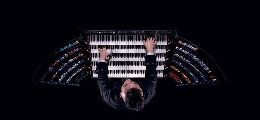 Cameron Carpenter an seiner selbstgebauten Orgel