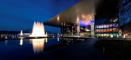 Das Kultur- und Kongresszentrum Luzern KKL bei Nacht