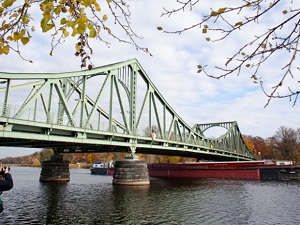 Die Glienicker Brücke verläuft über die Havel und verbindet Berlin mit Potsdam