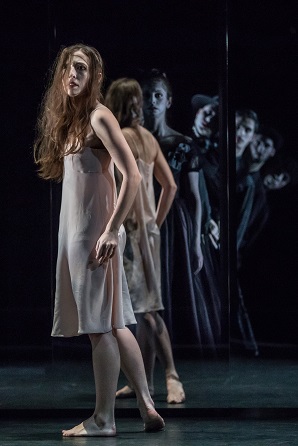 vorne Rachel P. Fallon  hinten Rachel Lawrence und «Tanz Luzerner Theater»