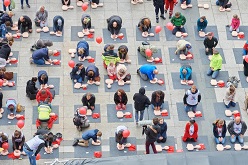 Kinder üben Herzdruckmassage für