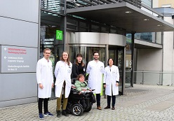Das USE-Team mit den Ärzten Dr. Clemens Kastl und Dr. Julia Körholz, der Patientin Annett Heinich, USE-Koordinatorin Dr. Tanita Kretschmer, Dr. André Heinen und Prof. Min-Ae Lee-Kirsch.  Foto: Uniklinikum Dresden / Holger Ostermeyer