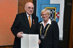 In Vertretung von Oberbürgermeister Thomas Eiskirch überreichte Bürgermeisterin Erika Stahl die Auszeichnung am Mittwoch, 2. Oktober, feierlich im Bochumer Rathaus.