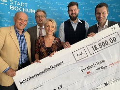 Organisationsteam um Silvia Hornkamp von der Deutschen Duchenne Stiftung der „aktion benni & co e. V.“: Alfred Schiske (SV Teutonia Riemke 1919), Klaus-Georg Rump (Medienhaus Blömeke) und Jan Segatz (SV Teutonia Riemke 1919) mit Schirmherr Oberbürgermeister Thomas Eiskirch.