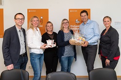 links nach rechts: Tobias Mikus, Verwaltungsleiter Gesundheitsamt Bochum; ASB-Geschäftsführerin Fiona Rode; Hebamme Josefine Wörmann; die werdende Mutter Katharina Templin; Oberbürgermeister Thomas Eiskirch und Jennifer Kopp, Mitarbeiterin Hebammenzentrale.