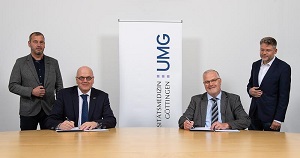 Unterzeichnung des LOI: Prof. Dr. Wolfgang Brück (links), Prof. Dieter Beckmann (rechts), Prof. Dr. Volker Ellenrieder, Direktor des UniversitätsKrebszentrums UMG (hinten links), Prof. Dr. Philipp Ströbel, Direktor Institut für Pathologie (hinten rechts)  S. Pförtner (UMG)