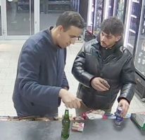 POL-BO: Mit entwendeter Debitkarte bezahlt: Wer kennt diese beiden Männer?