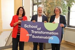 v.l.) KU-Präsidentin Prof. Dr. Gabriele Gien, Prof. Dr. Harald Pechlaner, Gründungsdekan der School of Transformation and Sustainability, und Prof. Dr. Simone Birkel, Professorin für Religionspädagogik, präsentierten bei einem Pressegespräch die STS.  Constantin Schulte Strathaus