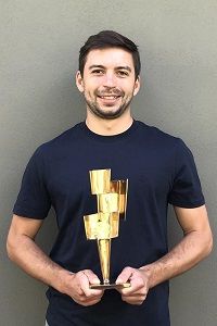 Ein Ehrenplatz im Bücherregal ist reserviert: Nils Lutz mit dem Kulturpreis Bayern, der Bronzeskulptur „Gedankenblitz“. Damit verbunden ist ein Preisgeld von 2.000 Euro .  Nils Lutz