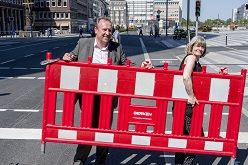 Symbolische Freigabe einer Verkehrsspur der Mercatorstraße Bezirksbürgermeisterin Elvira Ulitzka und Baudezernent Carsten Tum.