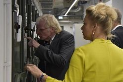 NRW-Wissenschaftsministerin Ina Brandes besucht gemeinsam mit Prof. Ferdi Schüth, Direktor am Max-Planck-Institut für Kohlenforschung, das Drucktechnikum, um sich einige Versuche anzuschauen.  Sarah Gombert  Max-Planck-Institut für Kohlenforschung