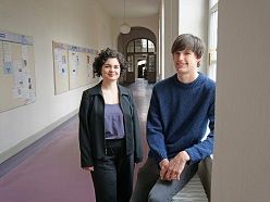 Christina Warmann und Julian Höfner im Universitätsgebäude am Wittelsbacherplatz. Dort finden die Lehrveranstaltungen des Masterstudiengangs „Sozialwissenschaftliche Nachhaltigkeitsforschung“ statt.  Robert Emmerich  Universität Würzburg