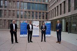 (v. li. n. re.): Vorstand Personal und Patientenversorgung im Klinikum Nürnberg Peter Schuh, Vorstandsvorsitzender des Klinikums Nürnberg Prof. Dr. Achim Jockwig, Wissenschaftsminister Bernd Sibler, Präsident der TH Nürnberg Prof. Dr. Niels Oberbeck  Jasmin Bauer  Jasmin Bauer/TH Nürnberg
