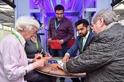 Bürgerinnen und Bürger bei der Bürgerkonferenz, die vor wenigen Wochen im Mai zum Thema Mobilität im Bogestra-Straßenbahndepot stattgefunden hat und die ein Beispiel für Bochumer Beteiligungsformate ist.