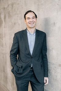 Prof. Dr. Harald Gröger ist organischer Chemiker und Biotechnologe an der Universität Bielefeld und forscht auf dem Gebiet der grünen Chemie.  Universität Bielefeld