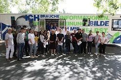 Personaldezernentin Kerstin Wittmeier (mittig) mit Schülern und Mitarbeitern von Feuerwehr und Stadtbibliothek vor dem Bücherbus