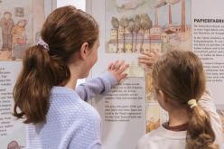 Aufmerksam setzten sich die Kinder mit der Ausstellung „Die Cellistin von Auschwitz“ in der HSBI auseinander. Copyright: K. Schradi/HSBI