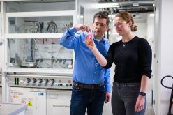 Viele Veranstaltungen des neuen Masterstudiengangs finden in den Forschungslaboren statt, wo innovative Materialien und nachhaltige Technologien entstehen – wie im Chemielabor bei Professor Guido Kickelbick (hier mit einer Doktorandin). Quelle: Foto: Oliver Dietze Copyright: Universität des Saarlandes