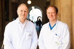 Der Ärztliche Direktor des DHZB Prof. Dr. Volkmar Falk (links) gratuliert Prof. Dr. Felix Schönrath herzlich zu seiner Professur.  Philipp Külker  DHZB