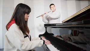Studierende der Instrumental- und Gesangspädagogik musizieren im Konzertsaal der BTU.  Foto: BTU Cottbus - Senftenberg
