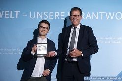 Bundesminister für wirtschaftliche Zusammenarbeit und Entwicklung Dr. Gerd Müller und Frederik Bachmann  Ina Fassbender/photothek.de