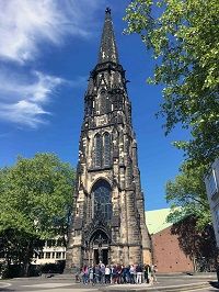 „Auf dem Platz des Europäischen Versprechens, vor der Christuskirche, startete für interessierte Bochumerinnen und Bochumer am 5. Mai ein Stadtrundgang zum Tag der Städtebauförderung.“