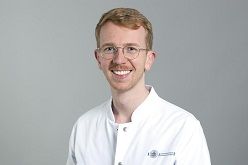 Dr. med. Tim Knochenhauer, Assistenzarzt, an der Klinik und Poliklinik für Herz- und Gefäßchirurgie am Universitären Herz- und Gefäßzentrum Hamburg (Direktor: Prof. Dr. Dr. Hermann Reichenspurner)  UKE