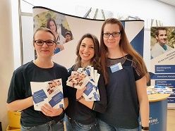 Ausbildungsmesse; v. l.: Auszubildende Lorena Thissen, Anna Nasta und Nadine Hoeps stellten Berufsbilder auf der Ausbildungsmesse „vocatium“ vor