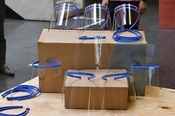 Das von Studierenden der Frankfurt UAS gegründete Unternehmen Protection Impuls produziert sogenannte Faceshields.  Benedikt Bieber/Frankfurt UAS