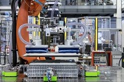 Diese Roboterzelle kann alle nötigen Arbeitsschritte ausführen, die für die Demontage ausgedienter Batteriesysteme nötig sind.  Rainer Bez  Fraunhofer IPA