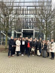 Die Kommunikationsstudierenden der IST-Hochschule für Management bei der Übergabe der Projektergebnisse an die Verantwortlichen der Johannes-Rau-Forschungsgemeinschaft. JRF