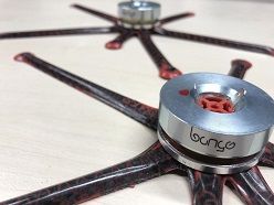 Forscher der Universität Stuttgart haben die Bauweise eines gehäuselosen Lautsprechers verbessert und ein neuartiges Federelement entwickelt, mit dem der Exciter ohne Kühlung auskommen kann.  Foto: Benjamin Grisin