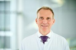 S3-Leitlinie „Perioperatives Management bei gastrointestinalen Tumoren (POMGAT)“ UKB-Chirurg Prof. Tim Vilz gibt Handlungsempfehlungen für die Zeit vor, während und nach Operationen von Tumoren im Magen-Darm-Trakt  J. Saba  Universitätsklinikum Bonn (UKB)