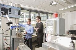 Laboringenieur und Student am Extruder  Andrea Fabry  DHBW KA//Foto Fabry