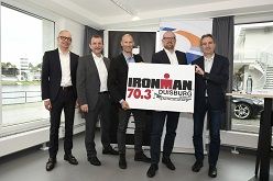 Präsentation des Ironman 70.3-Logos (v. l.) Dr. Burkhard Schmidt, Präsident Nordrhein-Westfälischer Triathlon-Verband, Jürgen Dietz, Betriebsleiter DuisburgSport, Mike Matthias, Senior Race Director IRONMAN Germany GmbH, Oberbürgermeister Sören Link und Sportdezernent Dr. Ralf Krumpholz.