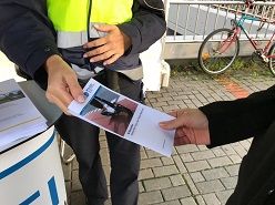 In einem Gespräch - Übergabe des Flyers