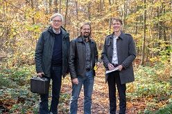 v.l.) Prof. Thomas Kistemann, Leiter des GeoHealth Centres und des WHO Kollaborationszentrums am UKB, Dr. Timo Falkenberg, Nachwuchsgruppenleiter IHPH, und Prof. Nico Mutters, Direktor des IHPH, bei Messungen im Bonner Naherholungsgebiet Kottenforst Rolf Müller Universitätsklinikum Bonn (UKB)
