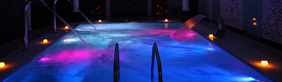 Schwimmbecken nachts
