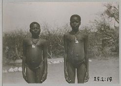 Herero-Mädchen mit Kriegsgefangenenmarken Museum für Völkerkunde Hamburg