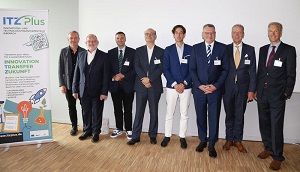 Die Kooperationspartner für das ITZ Plus, u.a. Knut Tropf (Abteilungsleiter Ländlicher Raum/Ministerium Ernährung, Ländlicher Raum und Verbraucherschutz), Miguel Avila Albez (EU-Kommission) (Mitte)  Foto: Stadt Biberach