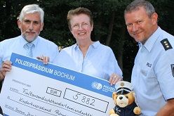 Polizeipräsident Jörg Lukat zusammen mit Birgit Schyboll vom Kinderhospizdienst Ruhrgebiet e.V. und Leitender Polizeidirektor Frank Nows, Projektleiter der 110-Jahr-Feier.