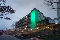 Das Sächsische Kinderpalliativzentrum des Uniklinikums Dresden beteiligt sich an der Aktion des Deutschen Kinderhospizvereins „Lasst uns Deutschland grün erleuchten“ dazu wird der Eingangsbereich des Universitäts Kinder-Frauenzentrums abgestrahlt.  (bearbeitet) Kirsten Lassig  Universitätsklinikum Carl Gustav Carus Dresden