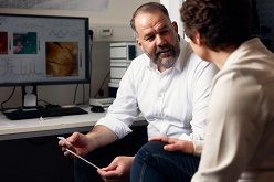 Physikerin Sonja Schöning erklärt dem Wirtschaftsexperten Tim Kampe die Nutzung eines sogenannten Zug-Knochens.  Patrick Pollmeier  P. Pollmeier/HSBI