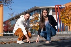 Noch ist es zu warm, aber bald begünstigen die Bodentemperaturen die Bildung von Eis – das Projekt von Prof. Dr. Heike Markus und Dr. Ali Fallah Tehrani setzt hier an und will den Winterdienst effektiver machen;  Hochschule Hof