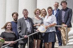 v.l.n.r.: Valeria Kaznov (AStA), Marcus Lamprecht (AStA), Thomas Krützberg (Beigeordneter für Familie, Bildung, Kultur, Arbeit und Soziales), Carlotta Kühnemann (AStA), Laurina Bleier (Duisburger Philharmoniker), Karoline Hoell (Kulturbetriebe Duisburg), Stephan Brinkmann (Deutsche Oper am Rhein) sowie Dr. Alfred Wendel (Intendant der Duisburger Philharmoniker)