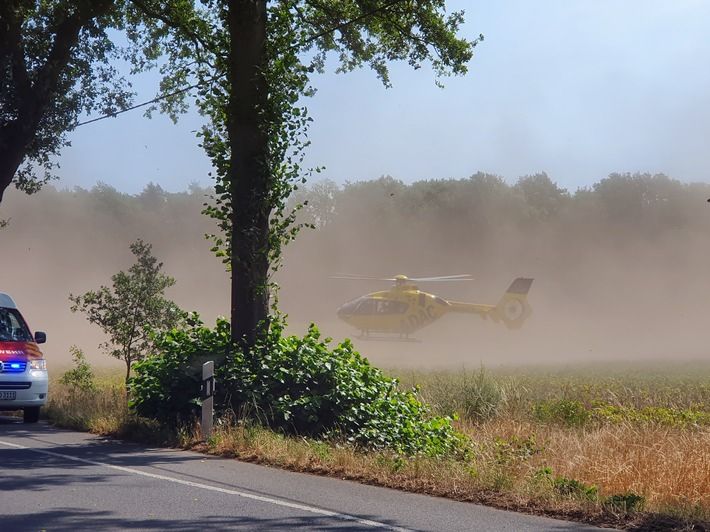 euerwehr Dorsten. Rettungshubschrauber im Landeanflug. An der Einsatzstelle wurde nur die Besatzung abgesetzt. Er landete zur Übernahme des Patienten später an einer geschützteren Stelle.
